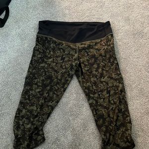 Lululemon capri patterned pants